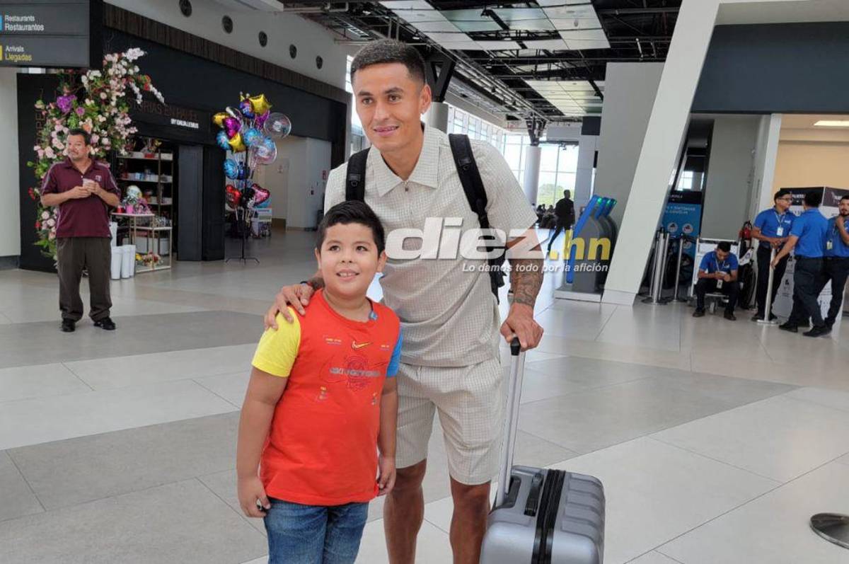 Muy contentos y solicitados en el aeropuerto: Así fue la salida de los legionarios que retornaron a sus clubes
