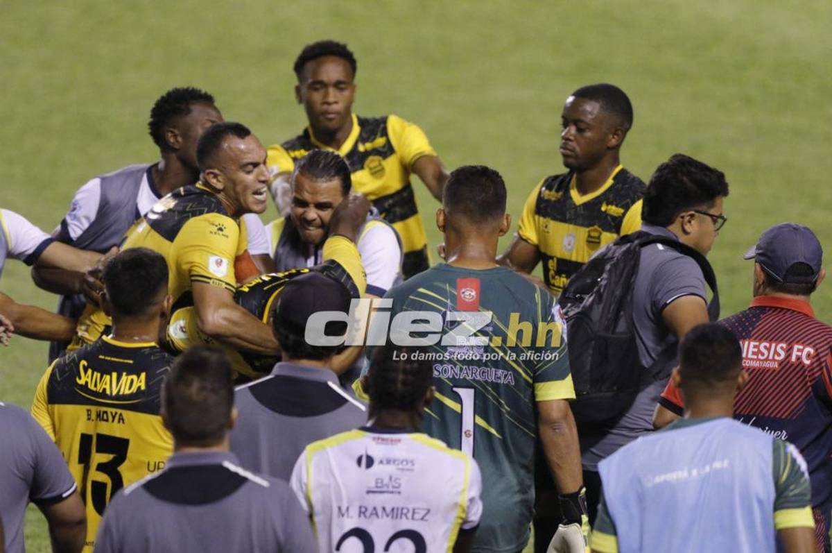 Jhow Benavídez de portero, la roja a “Buba” López y bronca entre jugadores de Real España y Génesis