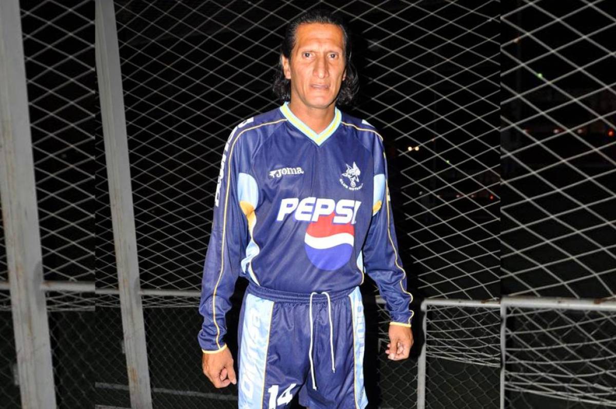 El ‘Venado’ Castro jugaba en la ‘Papi fútbol’ en Tegucigalpa siempre con la camiseta de Motagua.