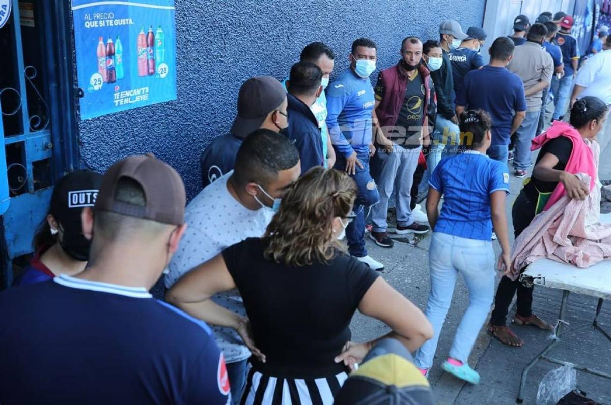 Muchos aficionados ya adquirieron sus boletos y entraron al estadio Morazán. Foto Alex Pérez