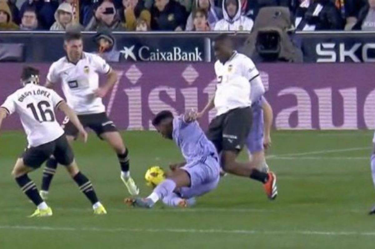 El ‘robo’ de Gil Manzano al Real Madrid, la terrible lesión de Diakhaby y la bronca que tuvo Vinicius con el Valencia en Mestalla