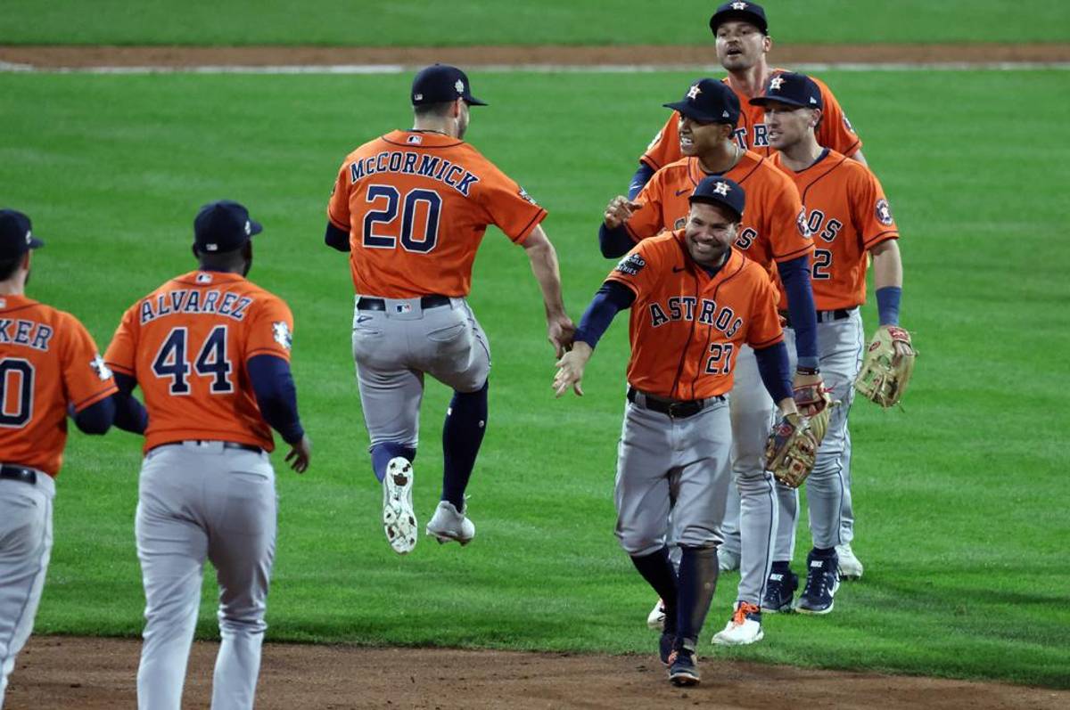 Los Astros derrotan a los los Phillies en el quinto juego y quedan a un triunfo de llevarse la Serie Mundial