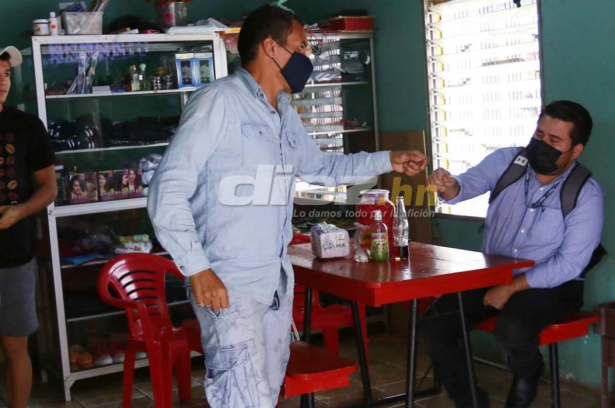 Rambo saluda al periodista de DIEZ Gustavo Roca tras almorzar en el humilde comedor la Orquídea de Qumistán. Foto Neptalí Romero