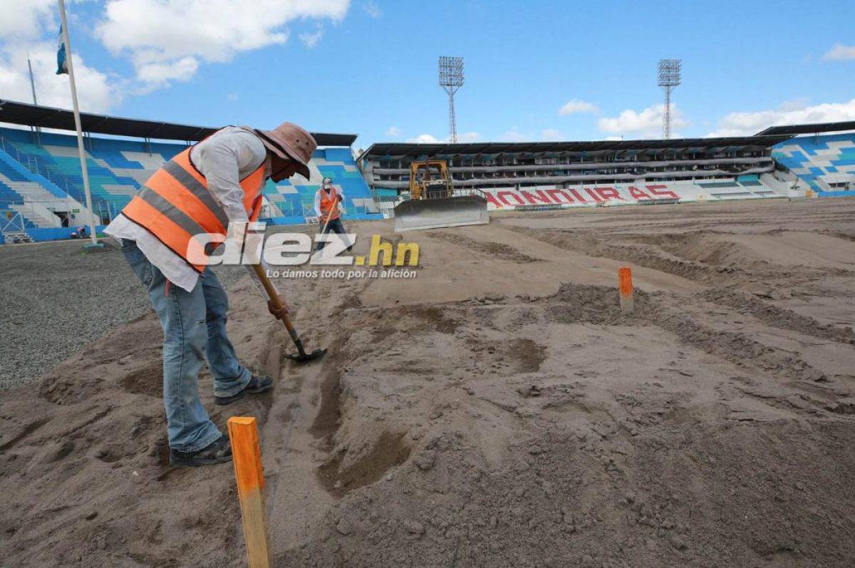 Se trabaja en la etapa de nivelación de la arena en el estadio Nacional para posteriormente solo sembrar la grama. Foto: David Romero.