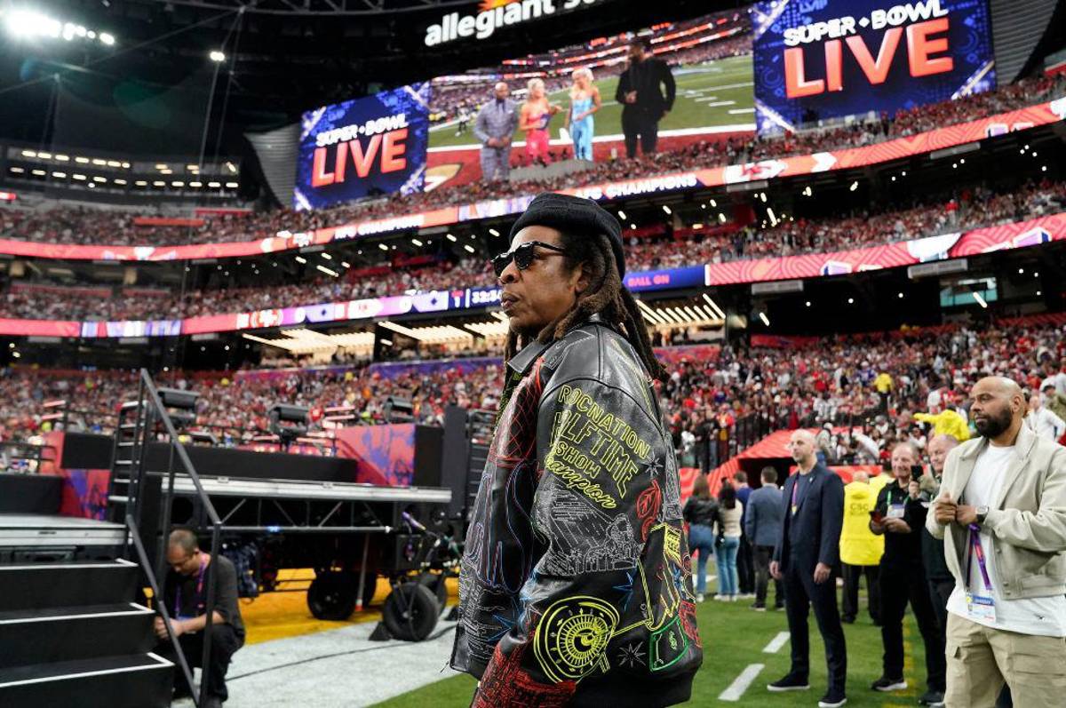 Super Bowl Chiefs-49ers: Taylor Swift se roba las miradas en graderías, besos y grandes estrellas de invitados