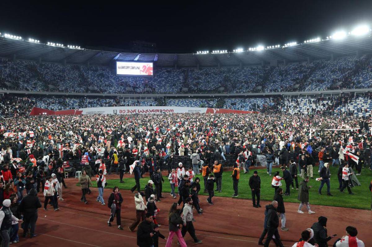 Invasión, lágrimas y locura total: La celebración de Georgia tras clasificar a la Eurocopa por primera vez en su historia