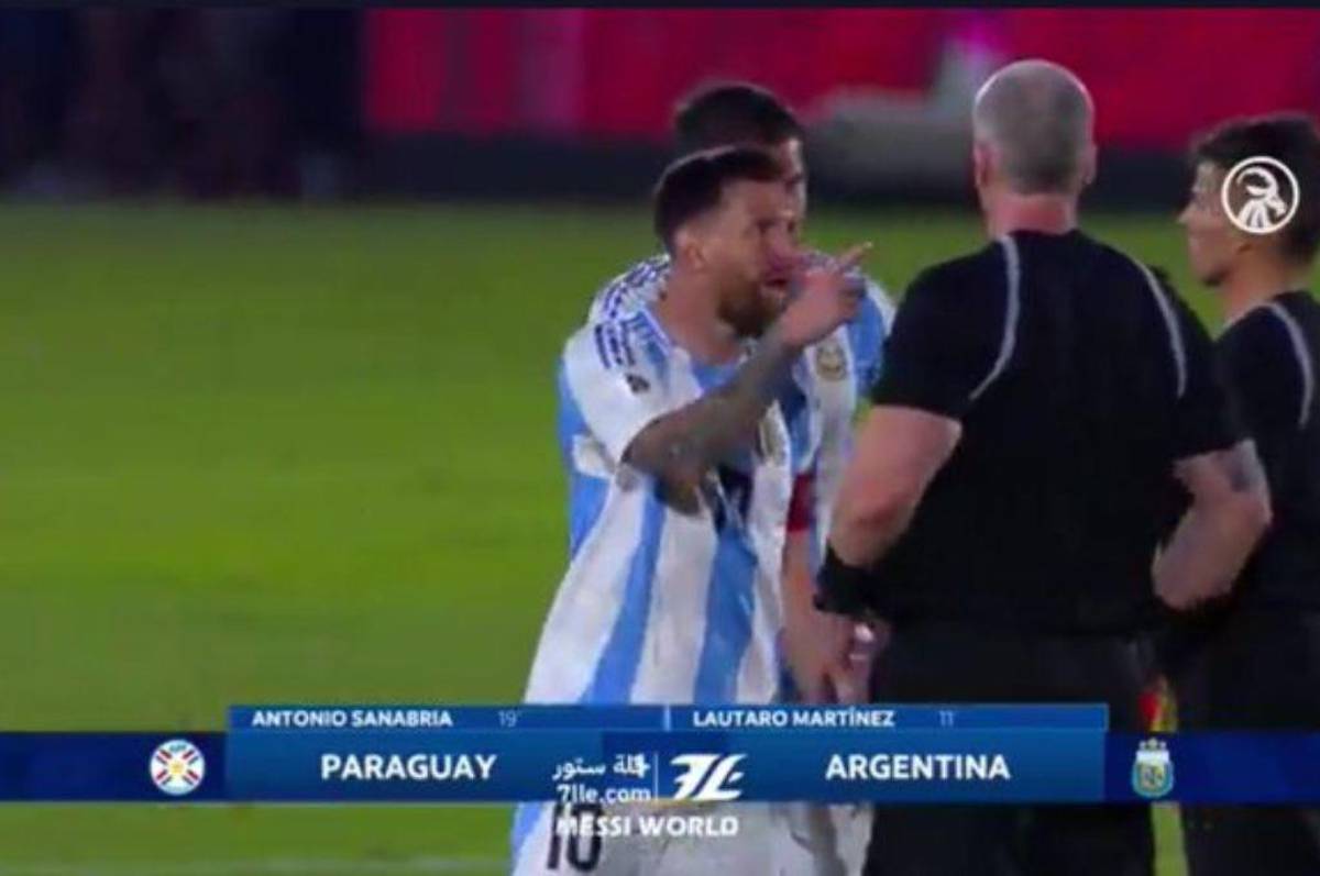 Messi insultó al árbitro en la caída ante Paraguay, Scaloni lo respaldó con un “caradura” y el golazo de chilena de Sanabria