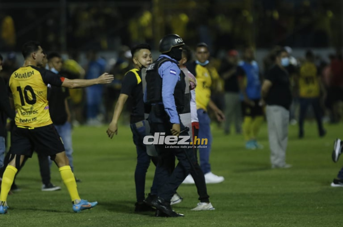 Las fotos del drama en el Morazán: Jhow Benavídez pidiendo calma, policía y aficionados heridos en el Clásico Real España-Marathón
