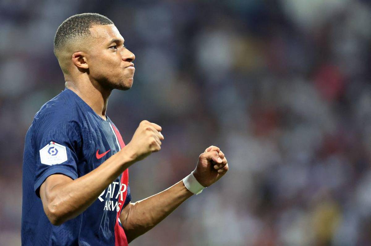 La nueva pareja de Mbappé en el PSG y el galo recibe nueva oferta, Liverpool le roba figura al City y amigo de Messi rumbo a Arabia