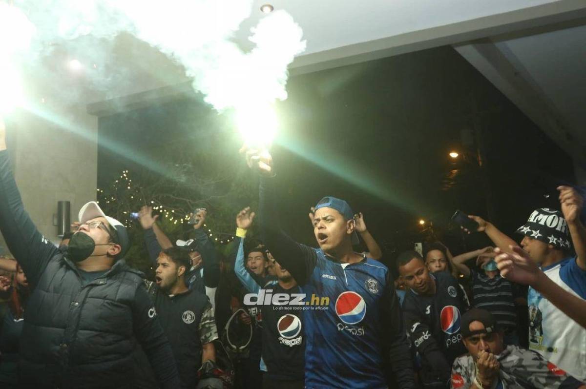 FOTOS: Así fue el banderazo de los aficionados de Motagua, los jugadores responden y ex diputado llegó a la fiesta azul