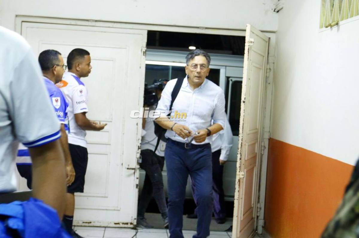 El profe Salomón Nazar, DT del Victoria, haciendo su ingreso al estadio Ceibeño. FOTOS: Neptalí Romero.