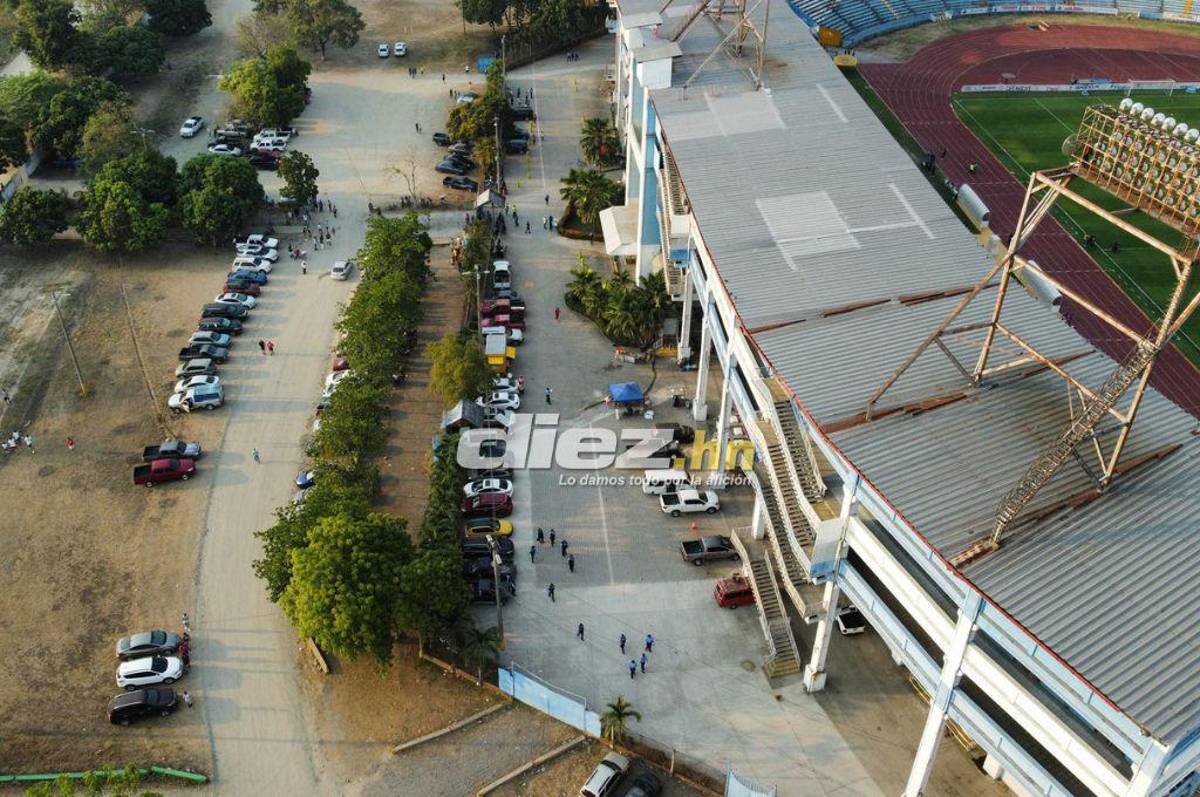 Así está el ambiente en el estadio Olímpico por el duelo del repechaje entre Real España y Olimpia; bellas aficionadas