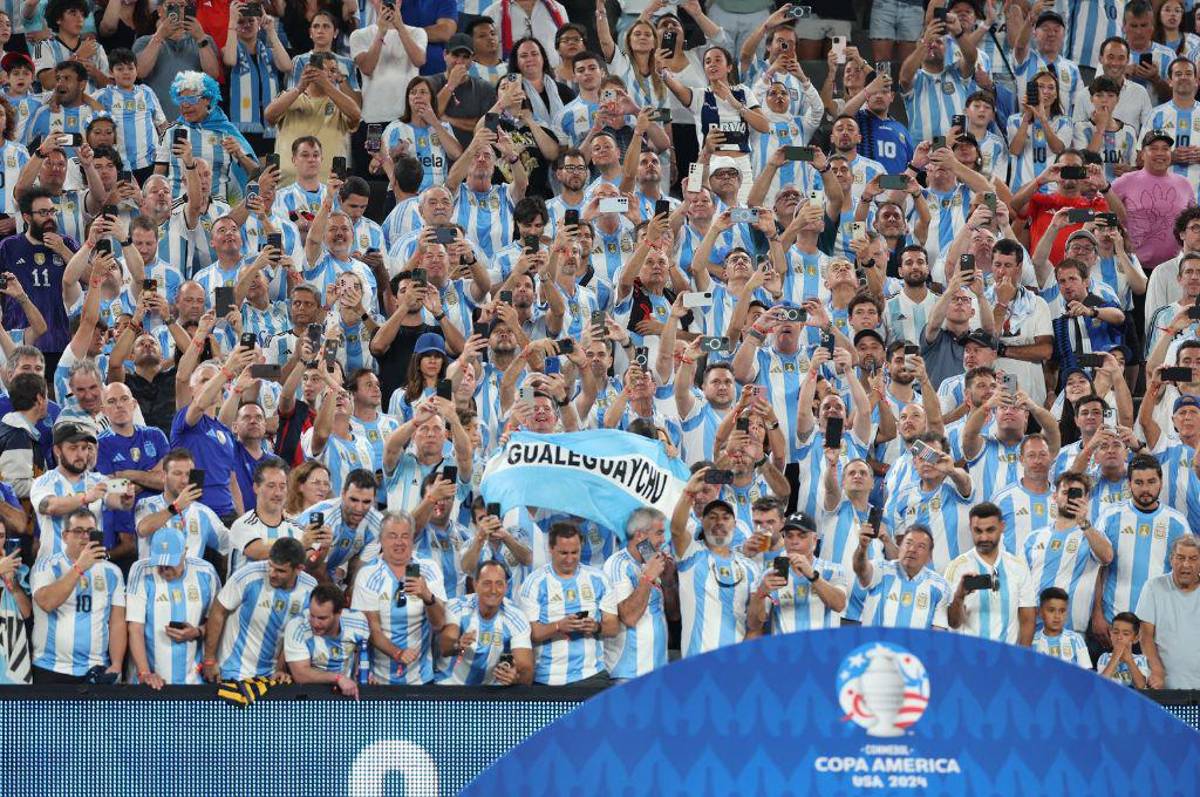 La polémica imagen del VAR en gol de Argentina ante Chile, la bronca de Messi con el árbitro y los masajes que ocupó