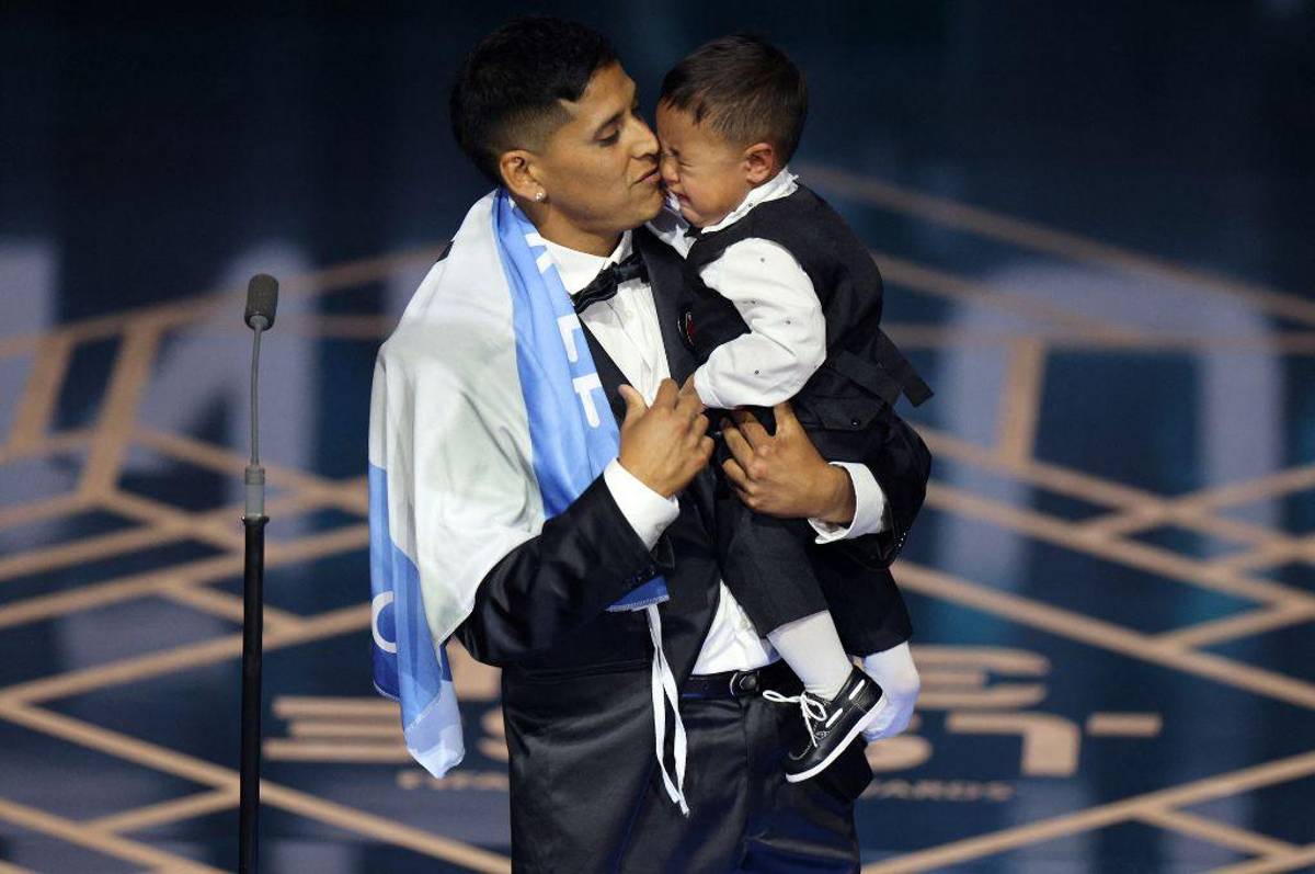 La ‘burla’ de Messi en los Premios The Best, la frustrante reacción del padre de Haaland y Mbappé le ‘dio’ el trofeo al argentino