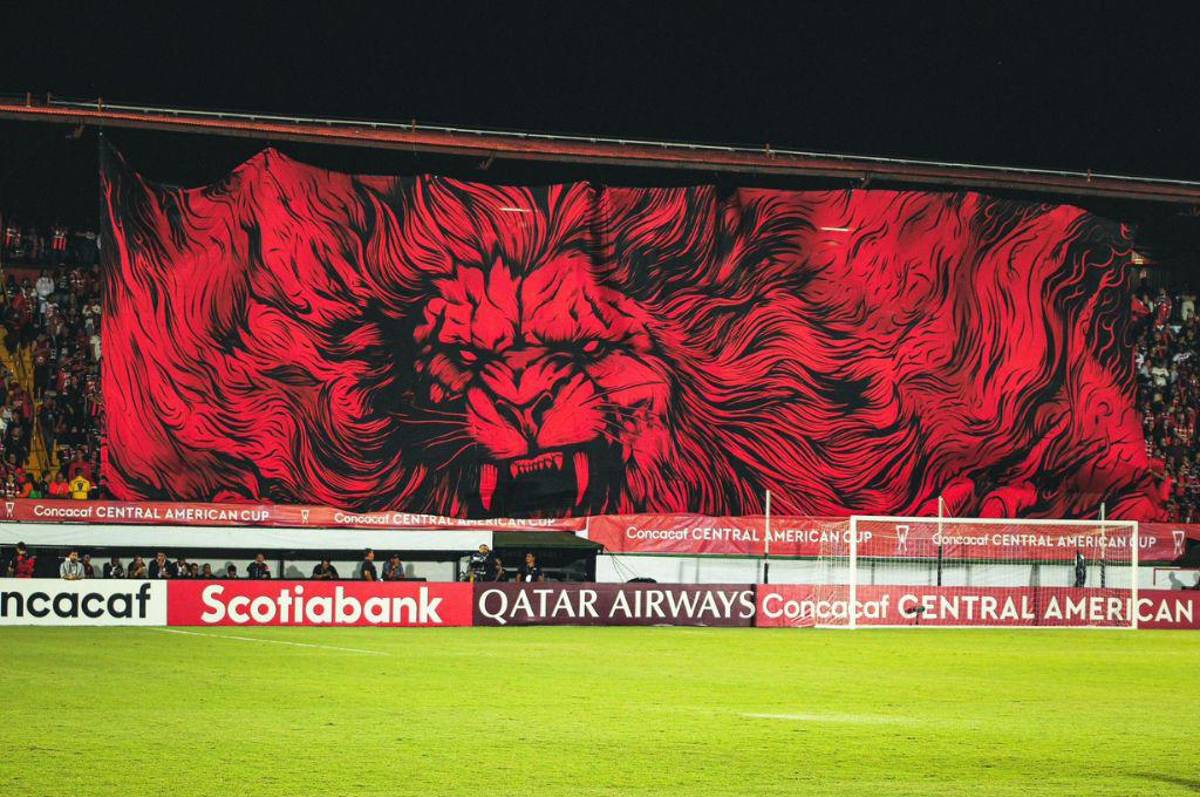 Alajuelense campeón: El hondureño que viajó 24 horas para ver a Alex López y el récord ÚNICO del ‘11’ en Centroamérica