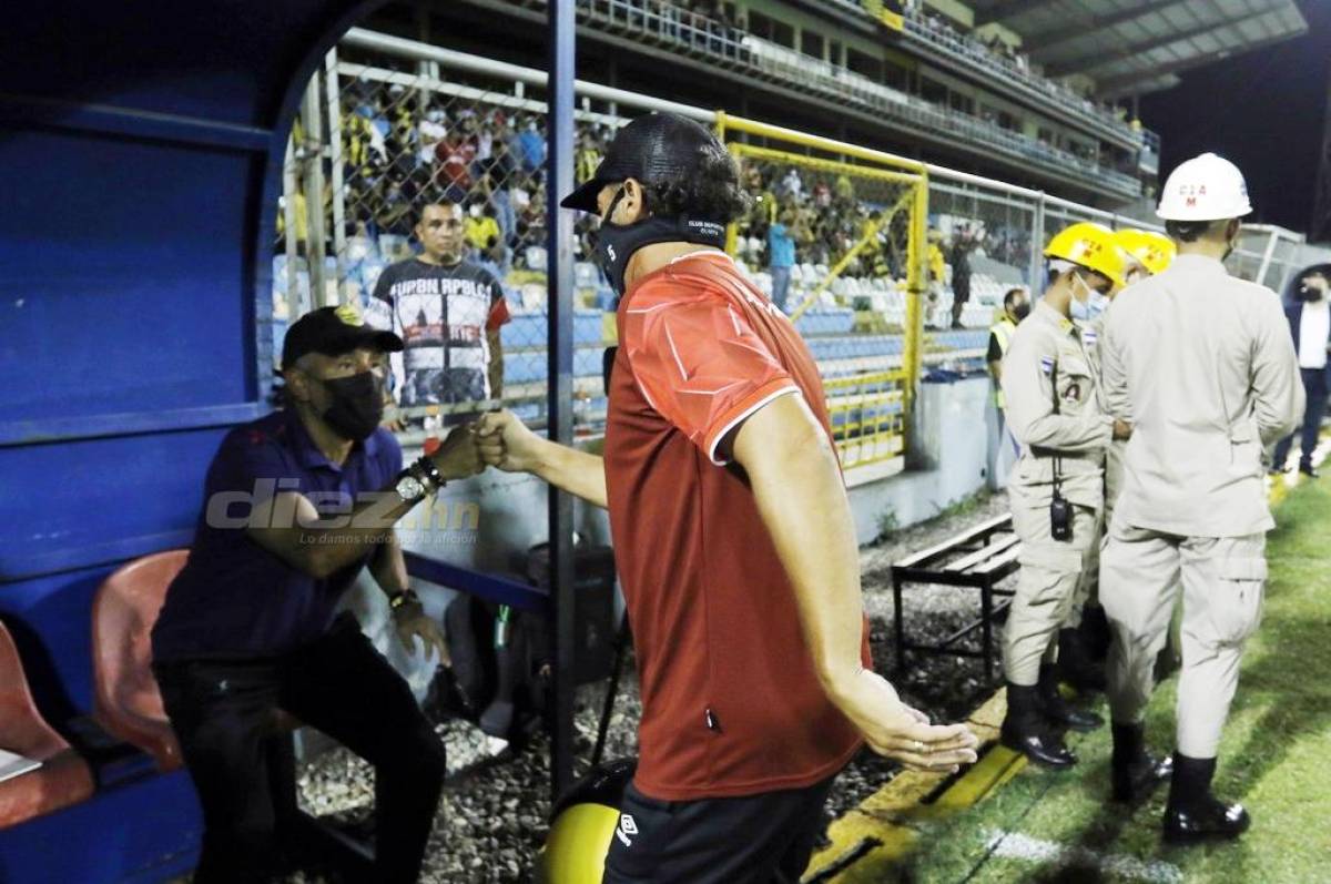 Pedro Troglio y Potro Gutiérrez se saludan en un clásico disputado en el estadio Morazán. Foto Neptalí Romero