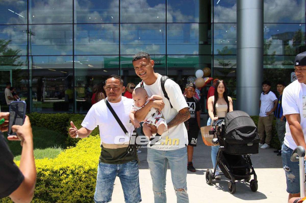 Ya están en Honduras: Locura de las chicas por Luis Palma en el aeropuerto y el tierno beso de Kervin Arriaga a su esposa