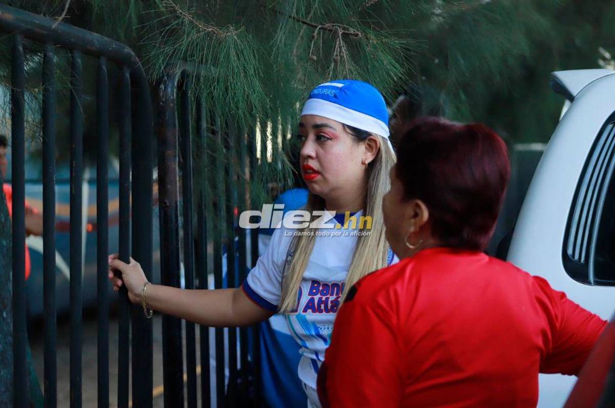¡Locura merengue! Afición del Olimpia comienza a “pintar” el estadio Jalisco y esposa de futbolista del Atlas sorprende con mensaje en pancarta