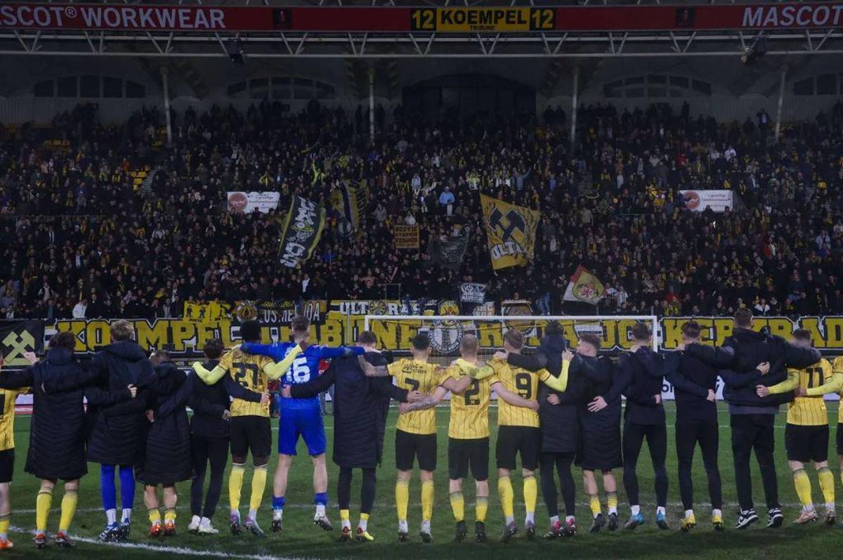 La burla del país Invadieron el campo para celebrar el ascenso de su