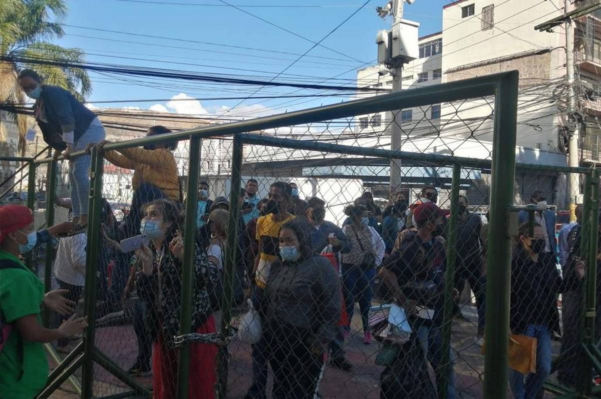 Las fotos del zafarrancho: Patadas y manotazos en el Congreso Nacional; exfutbolista Osman Chávez impuso respeto