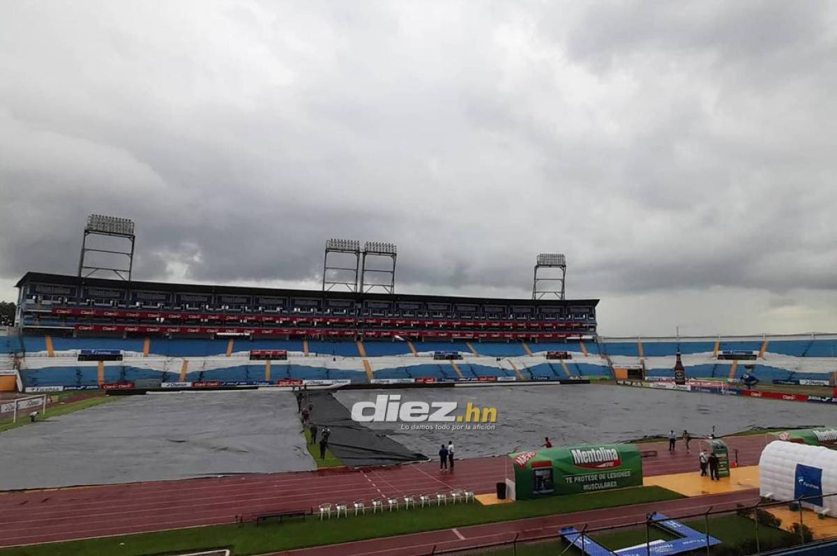 La gigantesca lona cubre la cancha del estadio Olímpico por la lluvia previo al Honduras-Canadá. FOTO: Mauricio Ayala