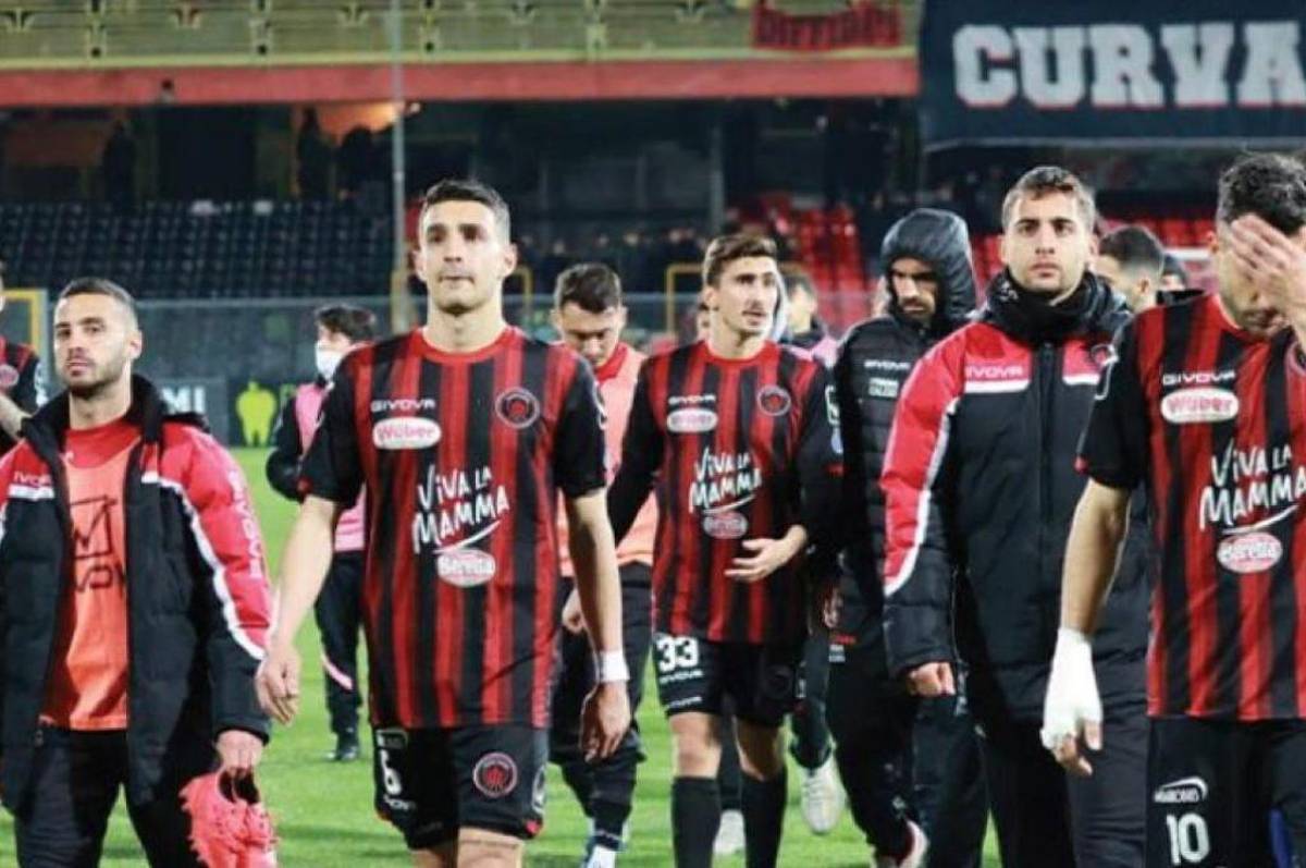 No aguantan perder: hinchas de equipo italiano incendian el estadio del rival tras caer en el CLÁSICO; tiraron piedras a los bomberos