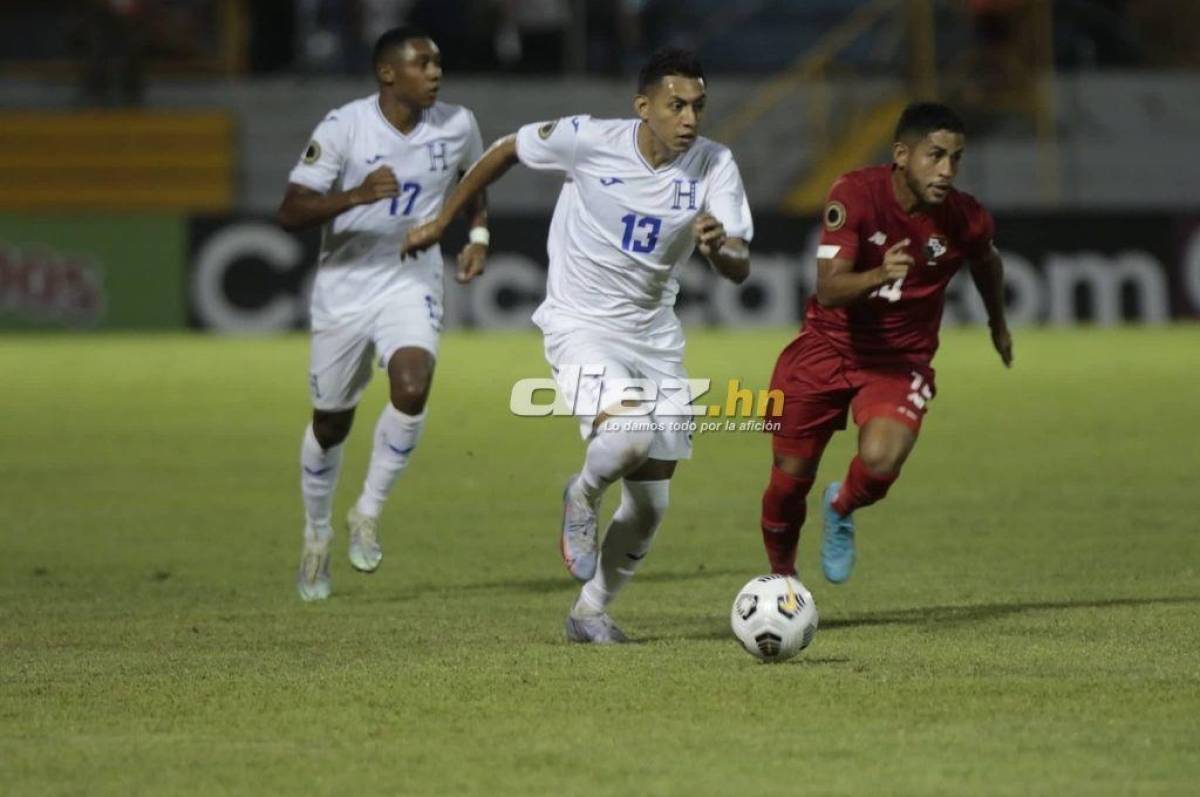 La Sub-20 de Honduras intenta reaccionar y empatar el juego ante Panamá. Foto: Neptalí Romero