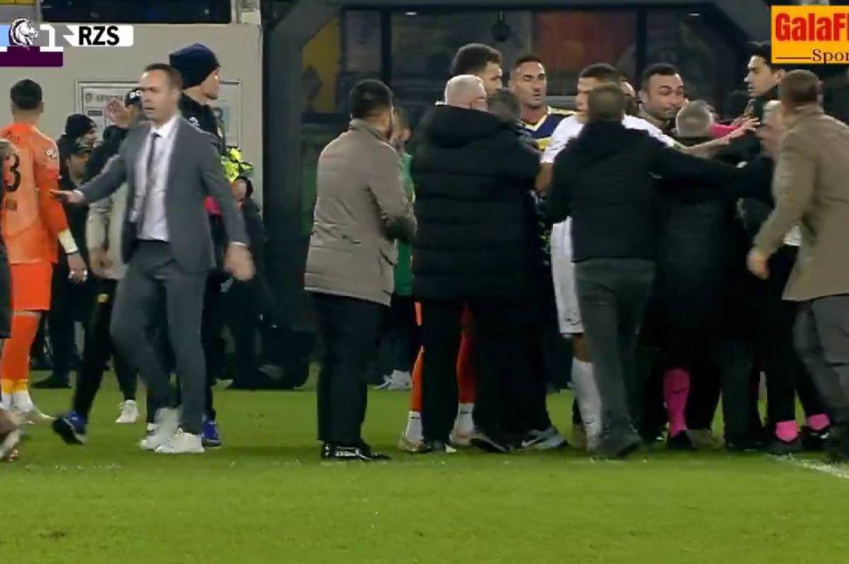 Con el ojo morado y pateado en el suelo: así quedó el árbitro tras ser golpeado por el presidente y jugadores de un equipo turco