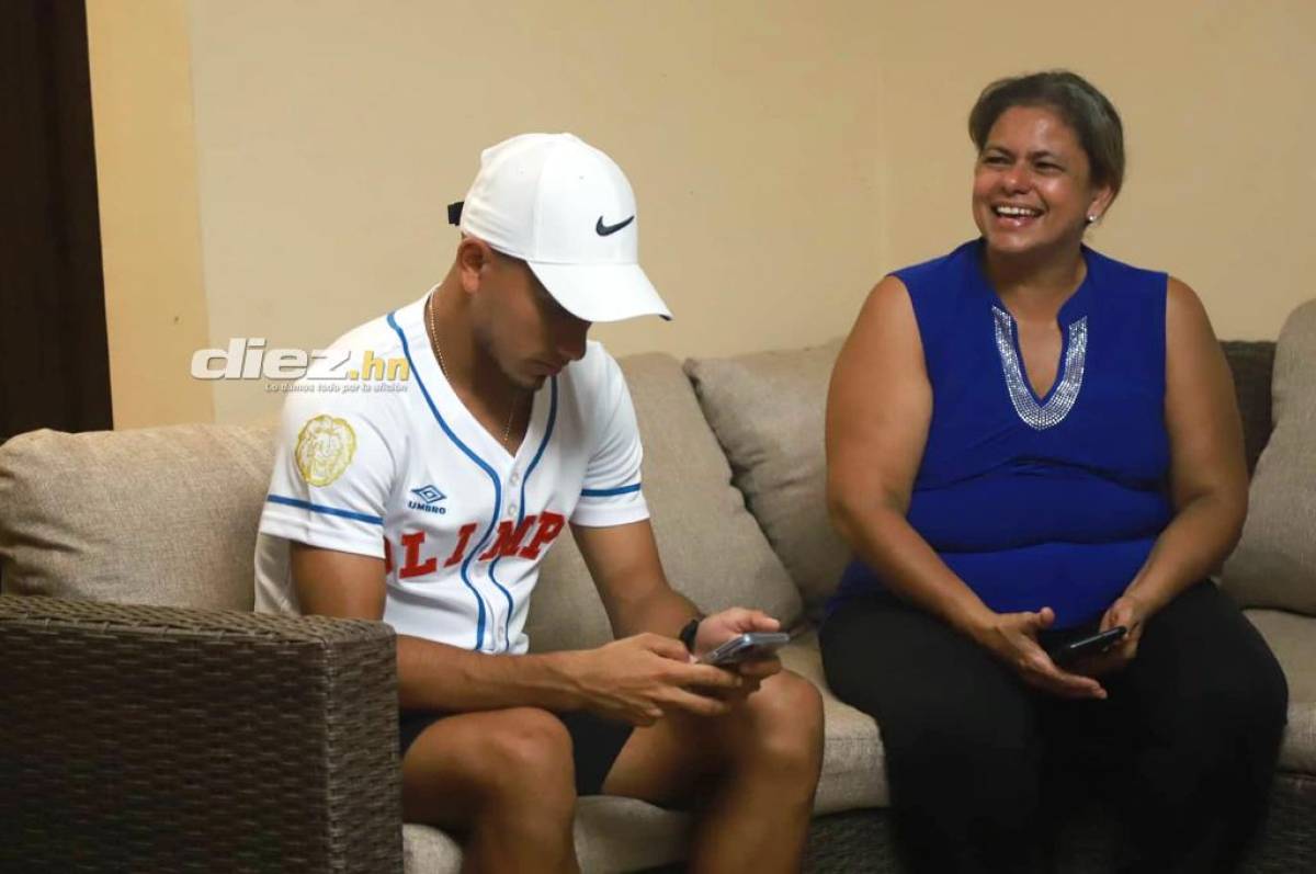 Doña Reyna Castillo, mamá de Edwin Rodríguez, es una de las más alegres por lo que su hijo ha logrado como futbolista. FOTO: Franklin Muñoz.