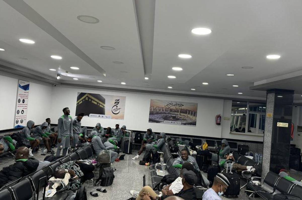 Sin comida, ni bebida: Selección de fútbol fue abandonada en aeropuerto por más de 12 horas y toman dura decisión