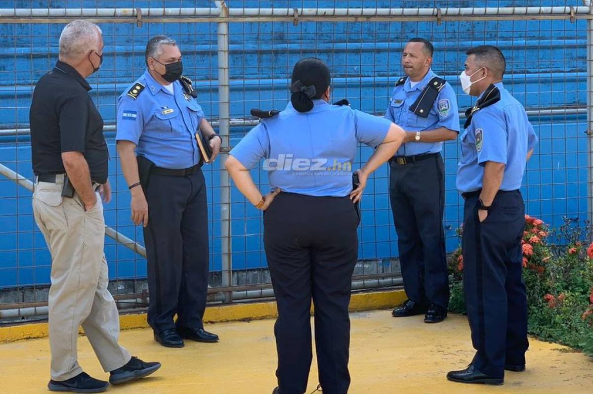 Un grupo de oficiales inspeccionó el martes el estadio Olímpico para organizar los anillos de seguridad.