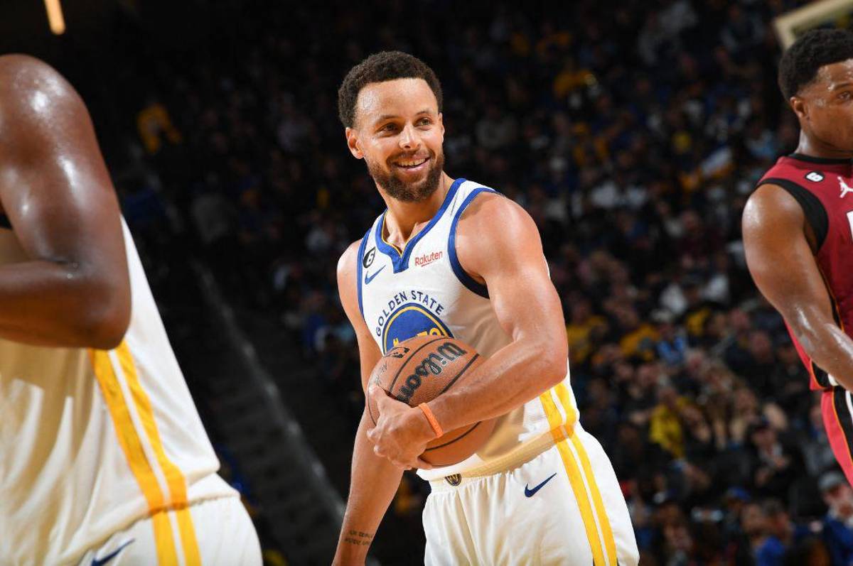 Los Golden Warriors vuelven a la victoria tras derrotar a los Miami Heat con un recital de Stephen Curry