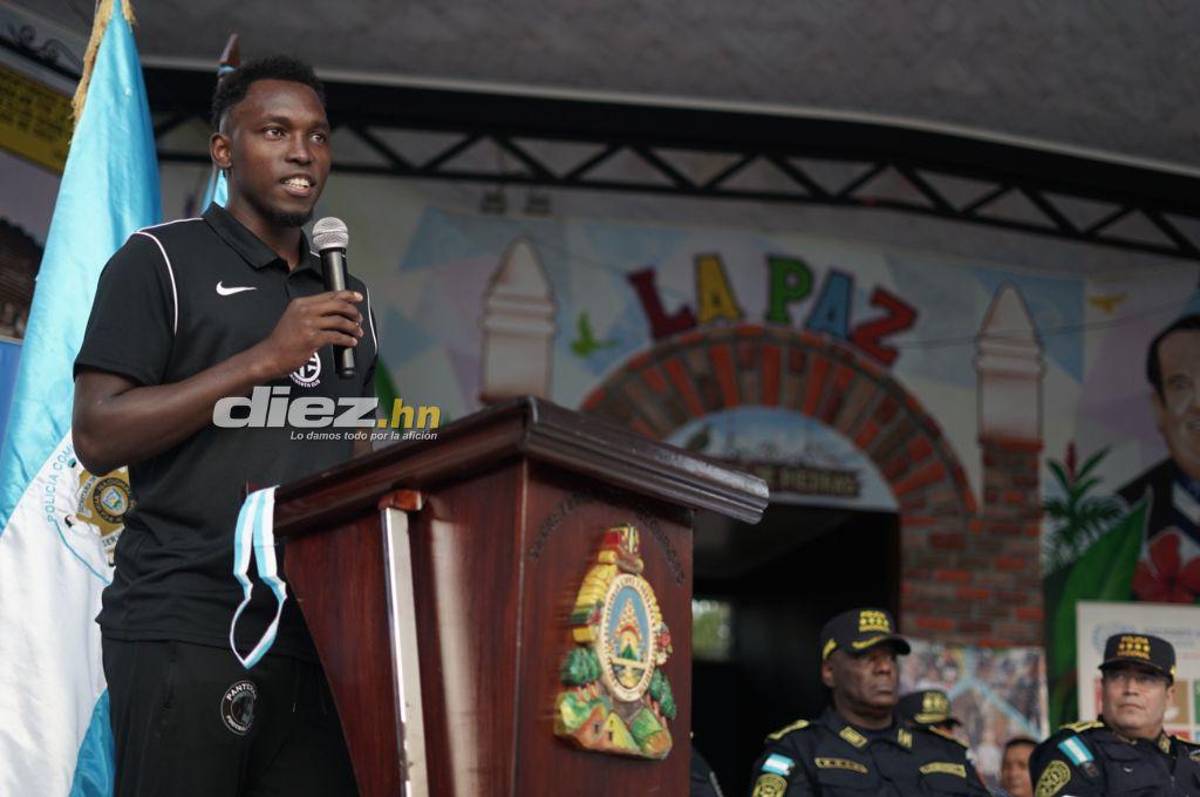 ¡Tremenda fiesta! Albert Elis y sus amigos llevan alegría a los aficionados del fútbol en La Paz