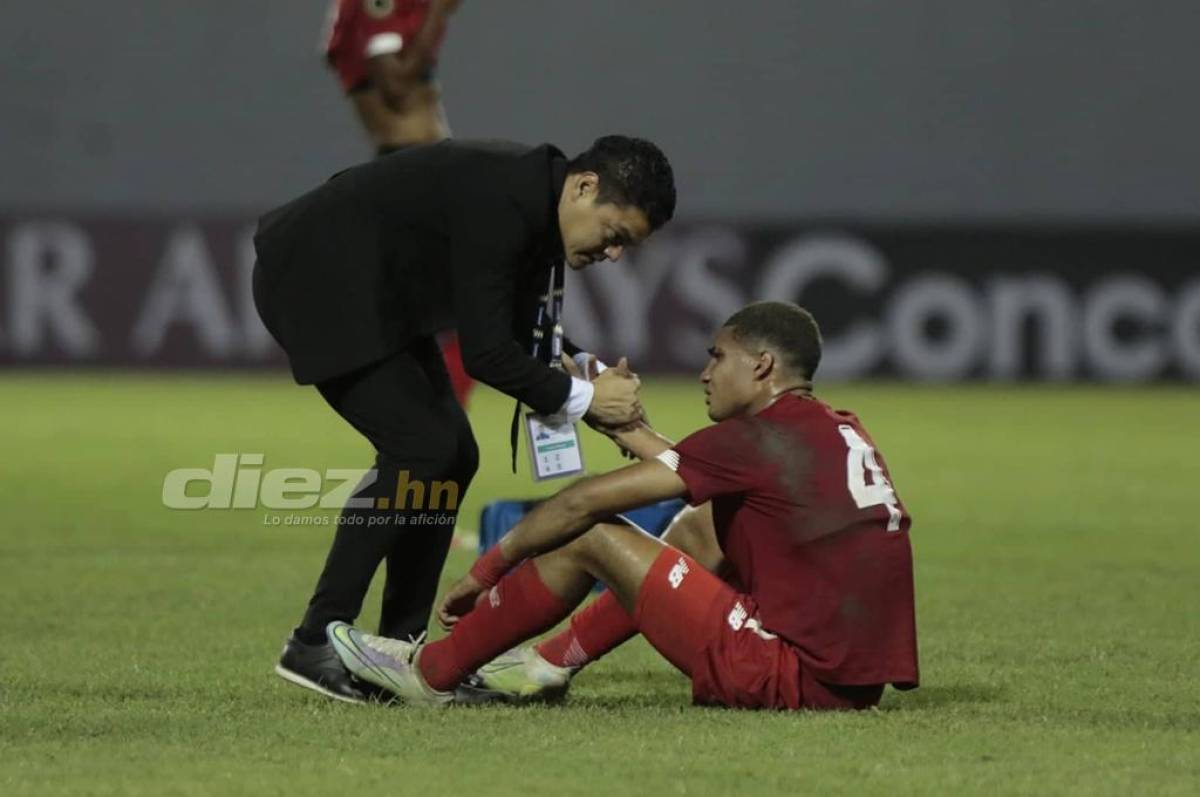 Luis Alvarado consoló a un futbolista panameño tras finalizar el partido.
