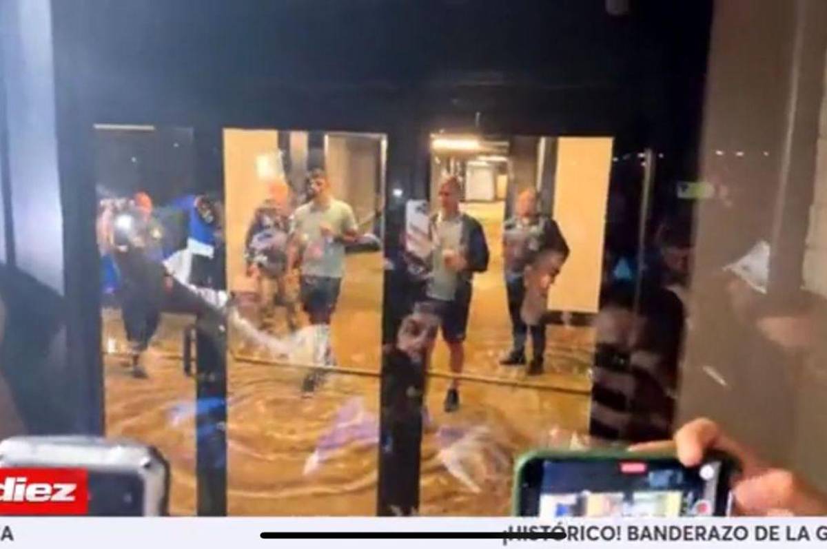 Rougier enamoró y la petición especial de la afición: así fue el histórico banderazo en la previa de Honduras - Costa Rica