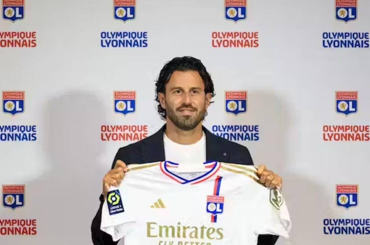 Le destrozaron la cara al entrenador del Lyon: hinchas de Marsella apedrearon el bus y esta ha sido la decisión de la Ligue 1