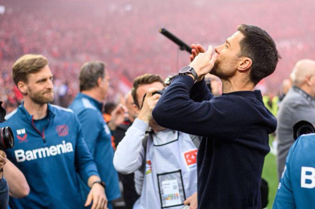 Fotos: Xabi Alonso se ‘hunde’ en el alcohol y la loca invasión de la afición del Bayer Leverkusen tras quedar campeones