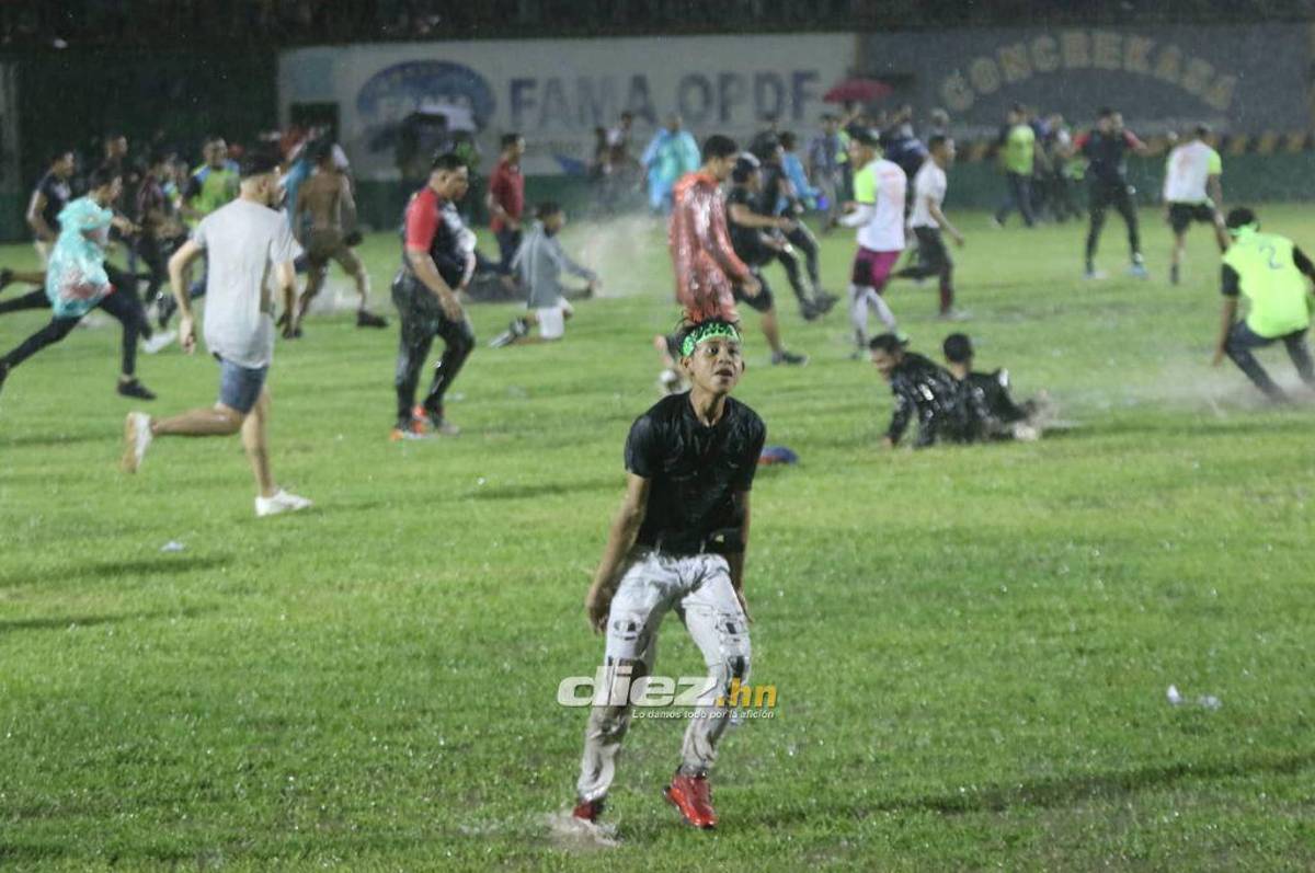 ¡Locura total! Invasión de aficionados y tristeza de Lone: Así celebró el ascenso a Liga Nacional el Olancho FC