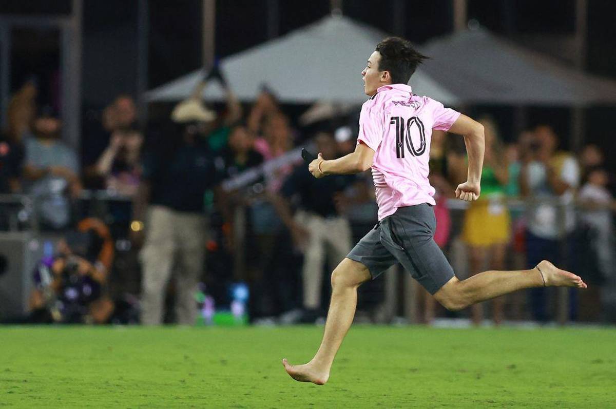 La nueva y épica celebración de Messi, el gran gesto de Leo con un niño, el fanático descalzo; y ¿con quién estuvo acompañada Antonella?