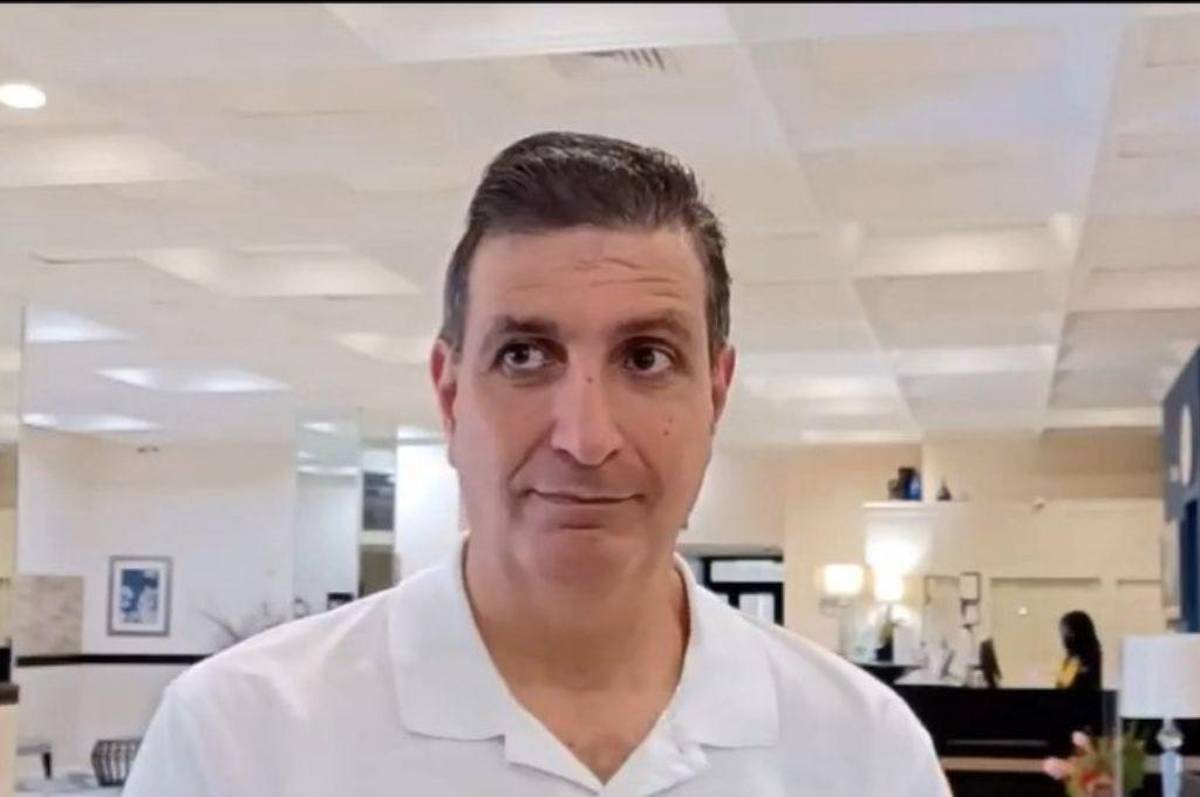 Jorge Salomón, presidente de la Fenafuth, se queja de las condiciones de la cancha donde jugará Honduras ante Jamaica