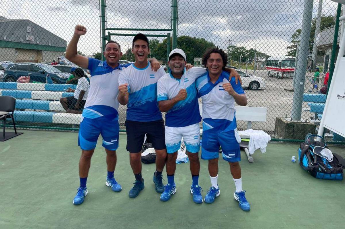 Equipo de Honduras celebrando el triunfo y la clasificación a la categoría tres de América.