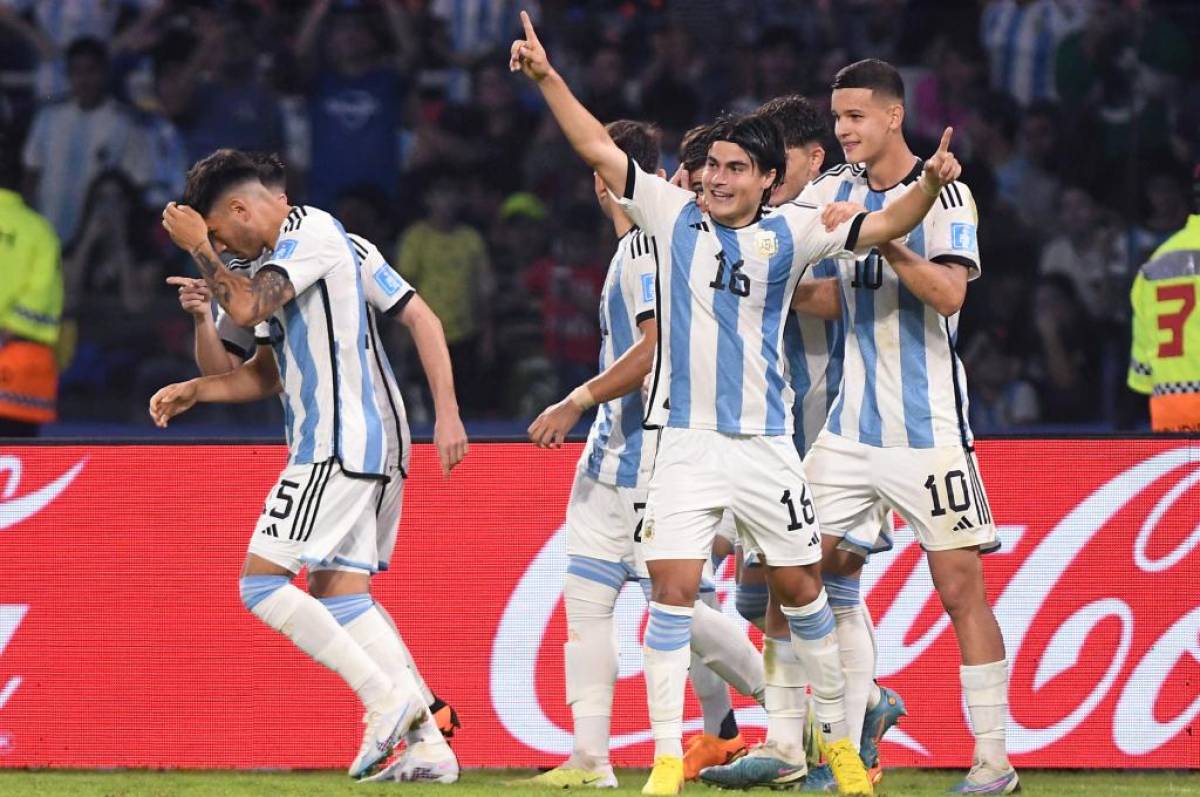 Luka Romero celebrando para Argentina su gol ante Guatemala.