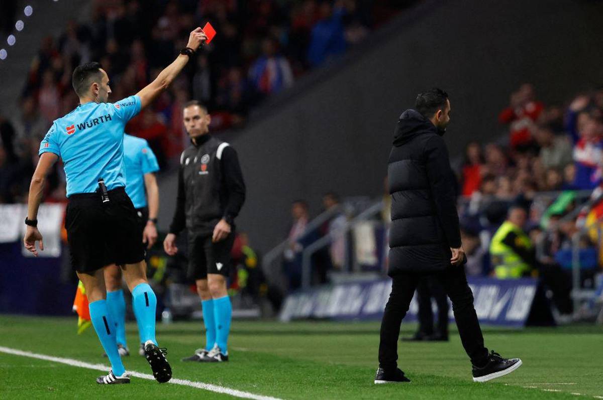 ¿Se pierde el clásico? Sale a la luz el acta arbitral sobre la expulsión de Xavi en el Atlético-Barcelona: “Realizó gestos...”
