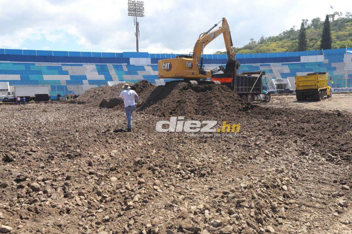 Pedro Troglio sorprende visitando el estadio Nacional Chelato Uclés y no olvida la terrible lesión que sufrió Elvin Casildo