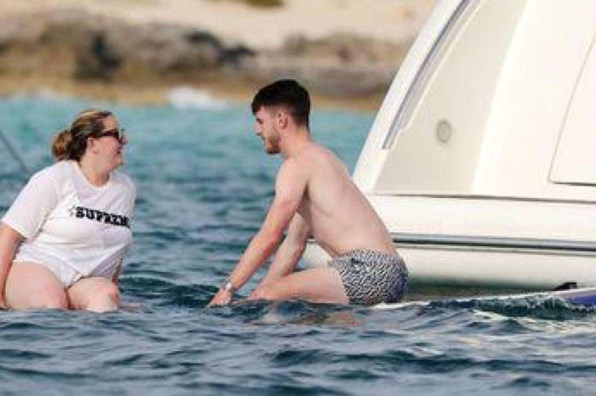 La novia de la figura del Arsenal sufrió acoso en las redes por su aspecto físico y sale a defenderla: “Merece algo mejor”