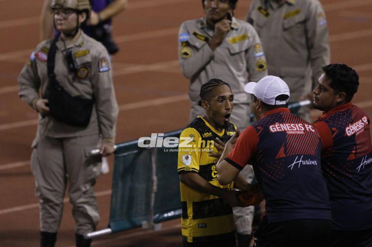 Jhow Benavídez de portero, la roja a “Buba” López y bronca entre jugadores de Real España y Génesis