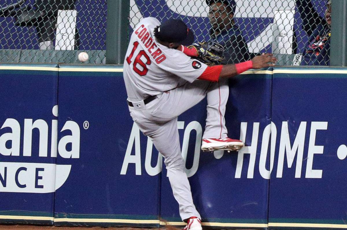 Jugador de los medias rojas arriesgando su físico para tomar pelotazo de los Astros.