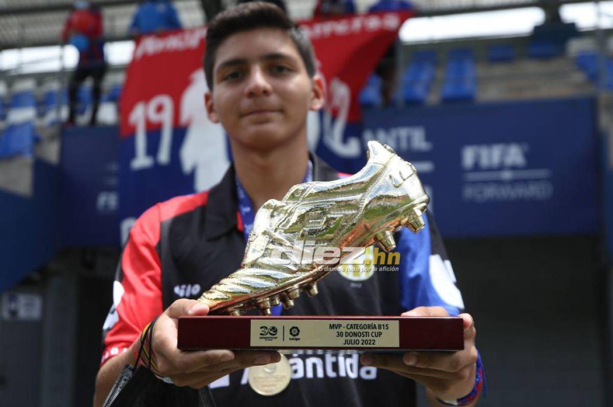 Ávila mostrando el trofeo que se llevó al ser el goleador del torneo en España.