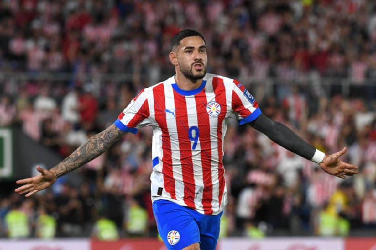 Messi insultó al árbitro en la caída ante Paraguay, Scaloni lo respaldó con un “caradura” y el golazo de chilena de Sanabria