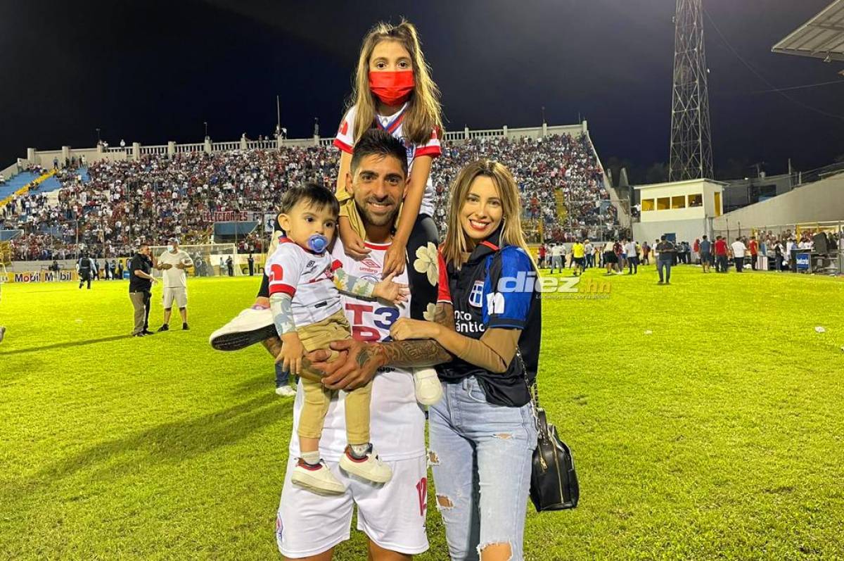 Gastón Díaz junto a su hermosa familia en el estadio Morazán tras la coronación del Olimpia.